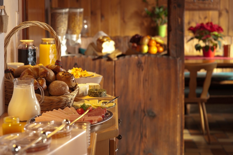 brasserie-CHATEAUDOUBLE-min_breakfast_buffet_food_restaurant_meal_hotel_plate_fresh-718745